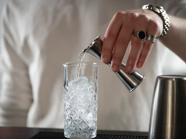 barman-prepara-drink-ghiacciato